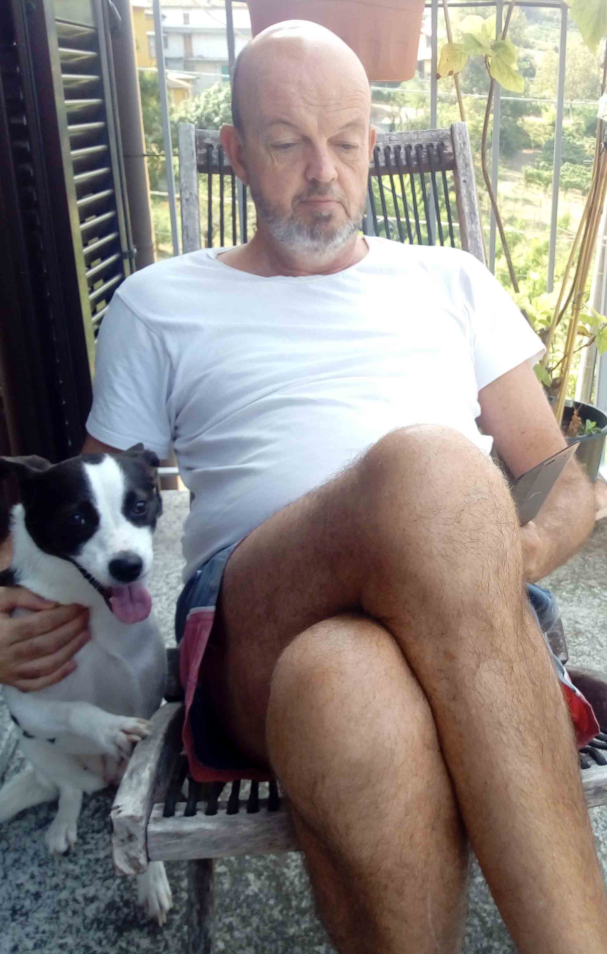 Der Autor mit Hund liest sein Buch uber Italien